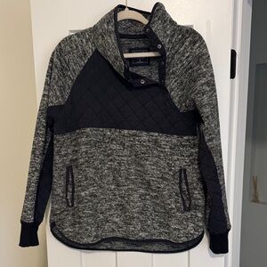 Women's Gray and Black Quilted Abercrombie Sweater